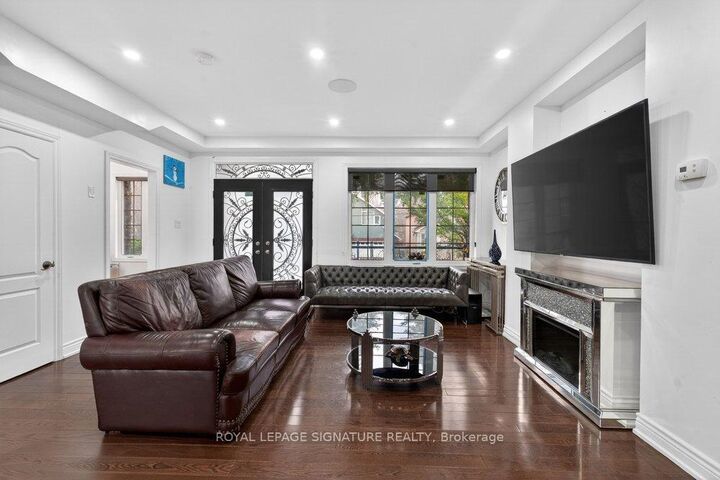 Property Photo: 32 Cliffcrest Drive ON M1M 2K2