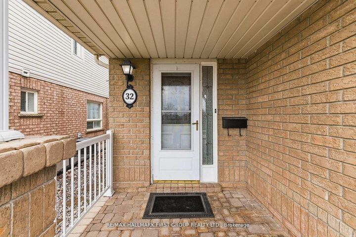 Property Photo: 32 Samandria Avenue ON L1R 2Z7