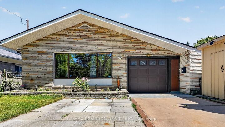 8 Bonnechere Crescent — photo 1
