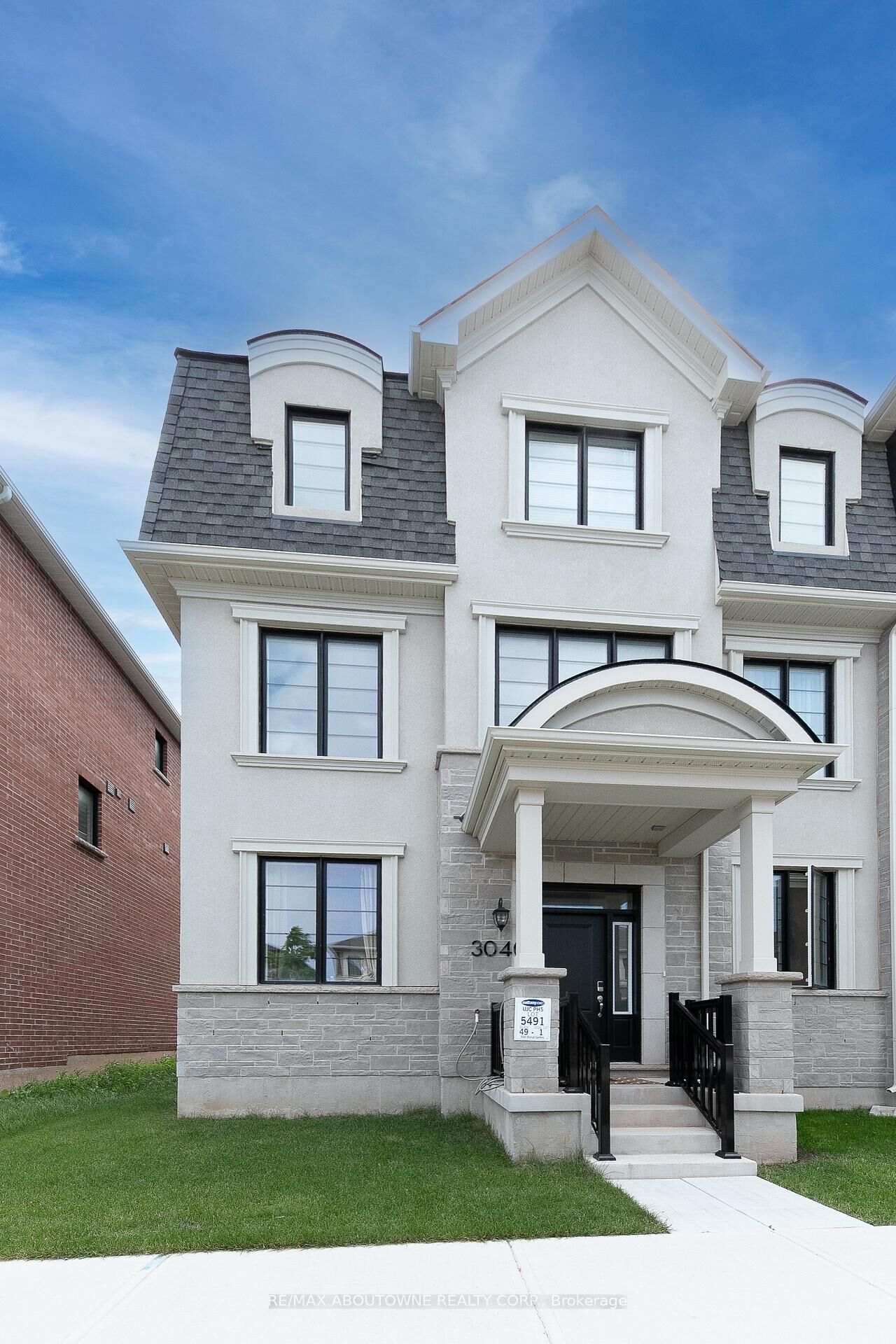 Property Photo:  3040 Bramall Gardens  ON L6H 7Y2 