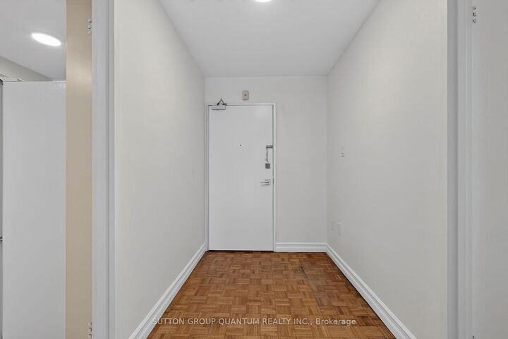 Property Photo:  965 Inverhouse Drive 504  ON L5J 4B4 