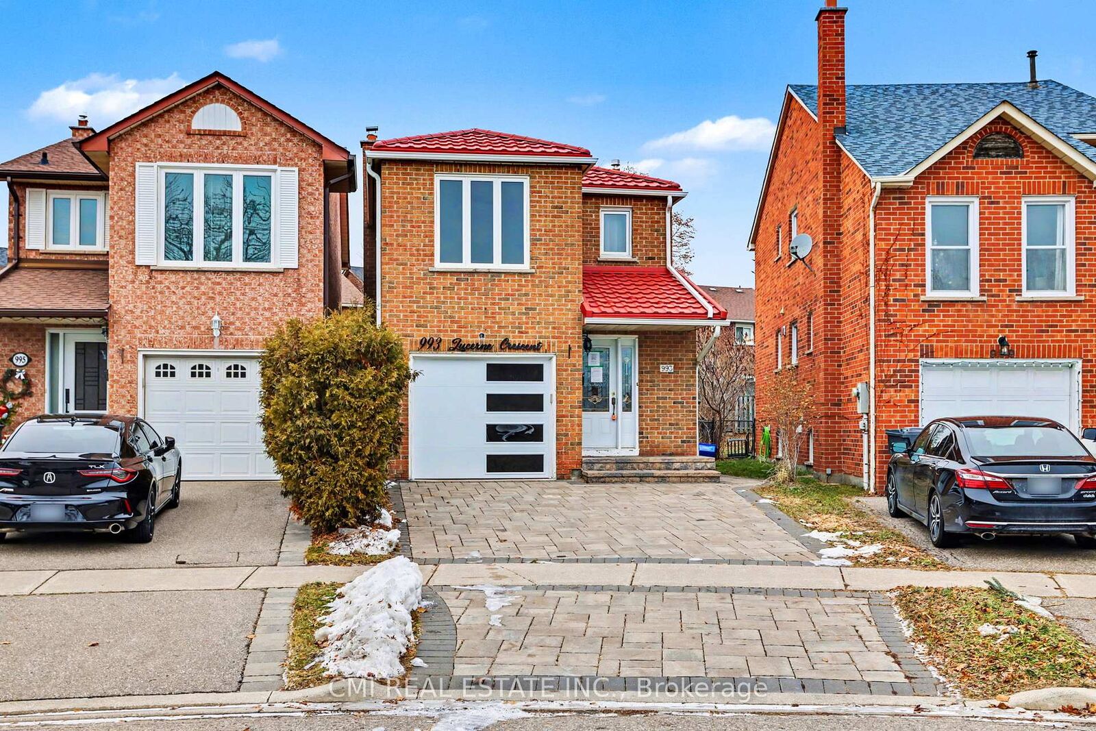 Property Photo: 993 Lucerne Crescent ON L5C 3X6
