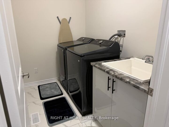 Property Photo:  28 Federica Crescent  ON L9Z 0N6 