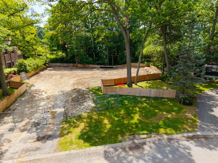 Property Photo: 10 Woodmere Court ON M9A 3J1
