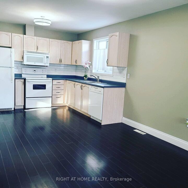 Property Photo: 162 Hanmer Street E ON L4M 6W2