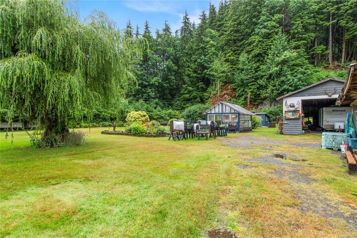 Property Photo: 1276 Sayward Rd BC V0P 1R0
