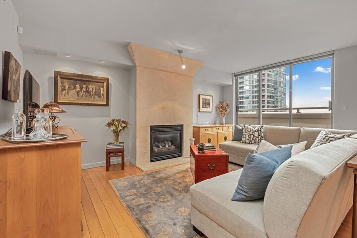 Property Photo: 819 Hamilton Street 1404 BC V6B 6M2
