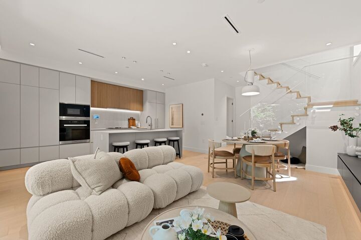 Property Photo: 2926 W 12th Avenue 1 BC V6K 2R3