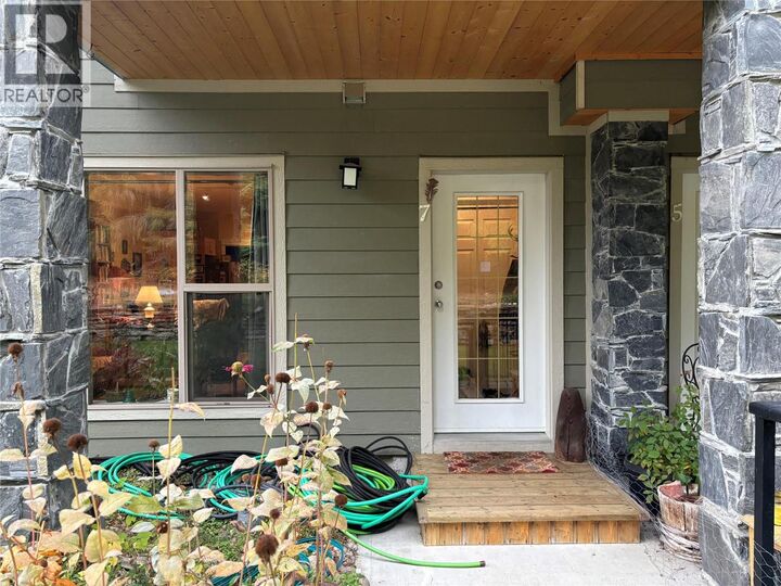 912 Slocan Street 7 — photo 1
