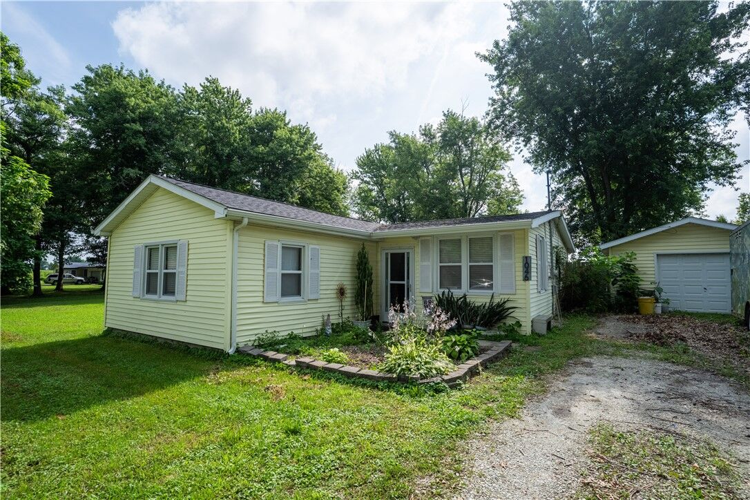 Property Photo: 1046 Locust Avenue IL 62447