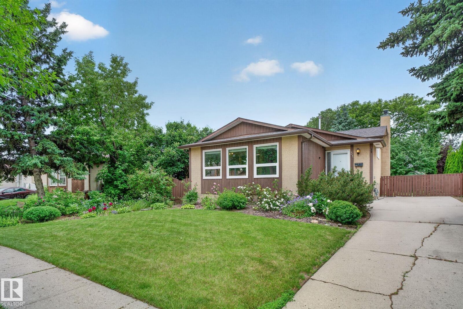 Property Photo:  31 Alpine Boulevard  AB T8N 2L9 