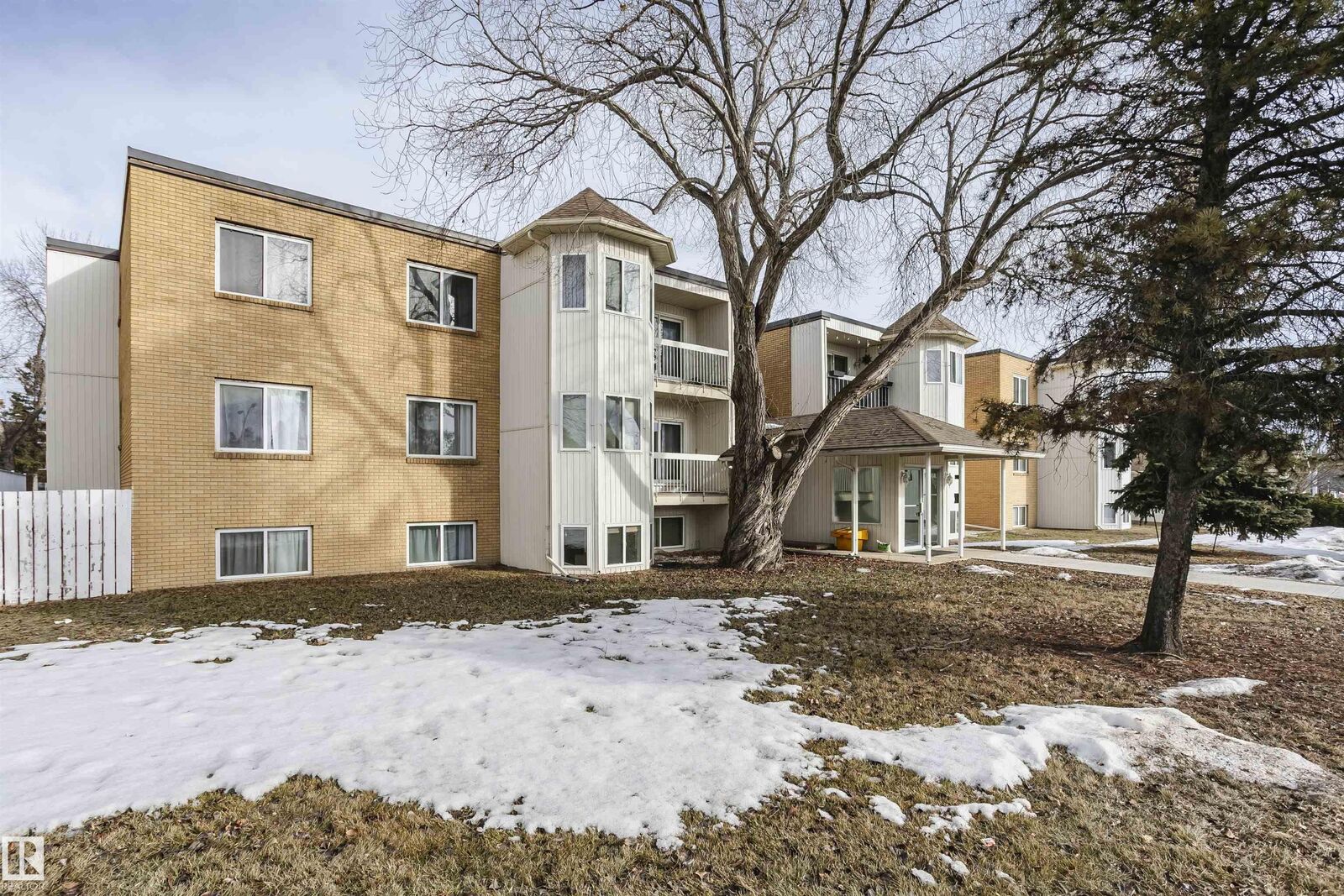 Property Photo: 11440 40 Ave SW 204 AB T6J 0R5