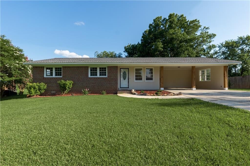 Property Photo: 218 La Vista Avenue GA 30125