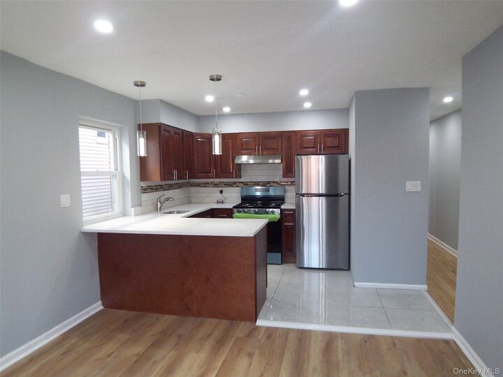 Property Photo: 1008 E 228th Street 2nd NY 10466