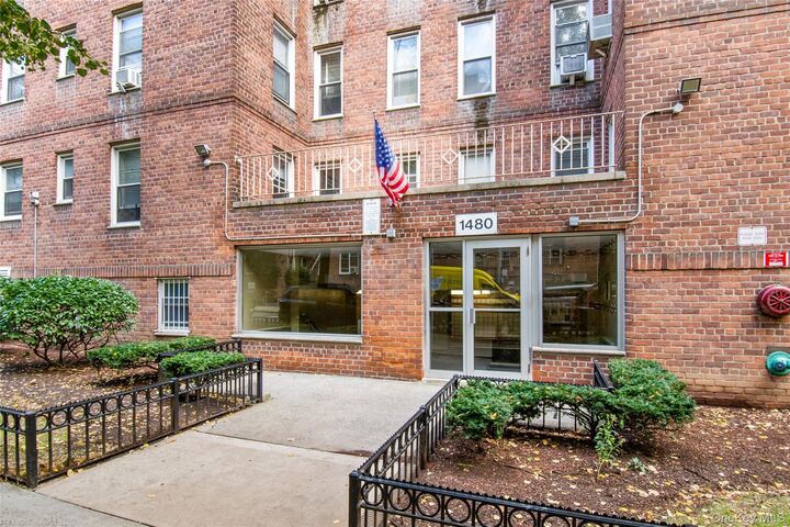 Property Photo:  1480 Thieriot Avenue 5M  NY 10460 