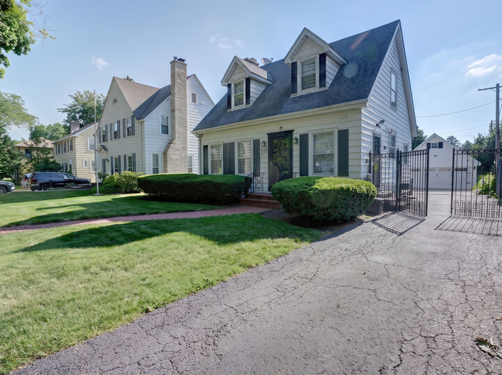 Property Photo:  1113 Douglas Court  IL 60085 