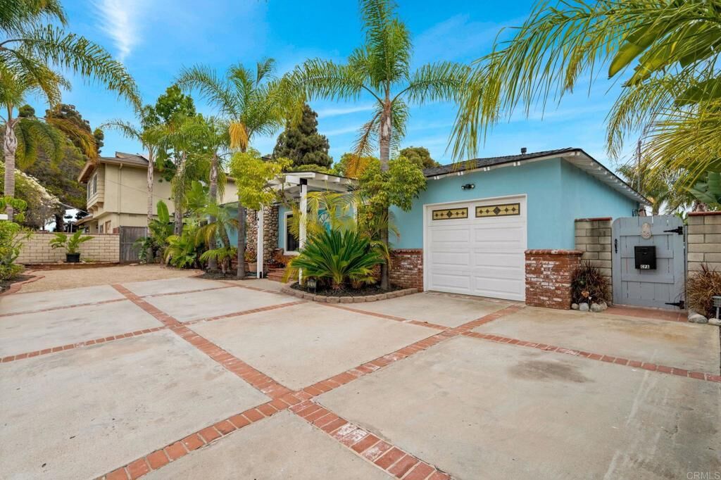 Property Photo: 1213 Vista Way CA 92054