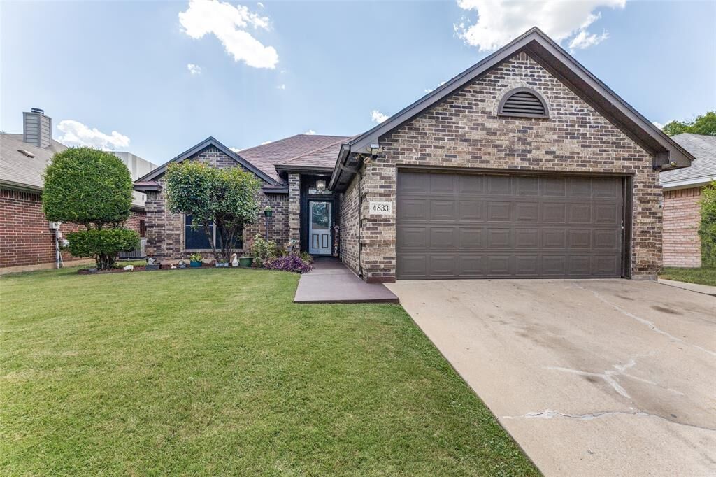Property Photo: 4833 Colonial Park Drive TX 76117