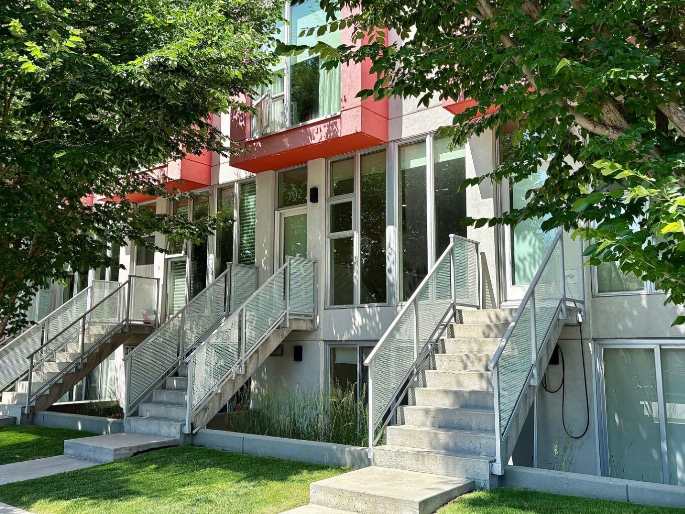 Property Photo: 1808 27 Avenue SW 102 AB T2T 1H1
