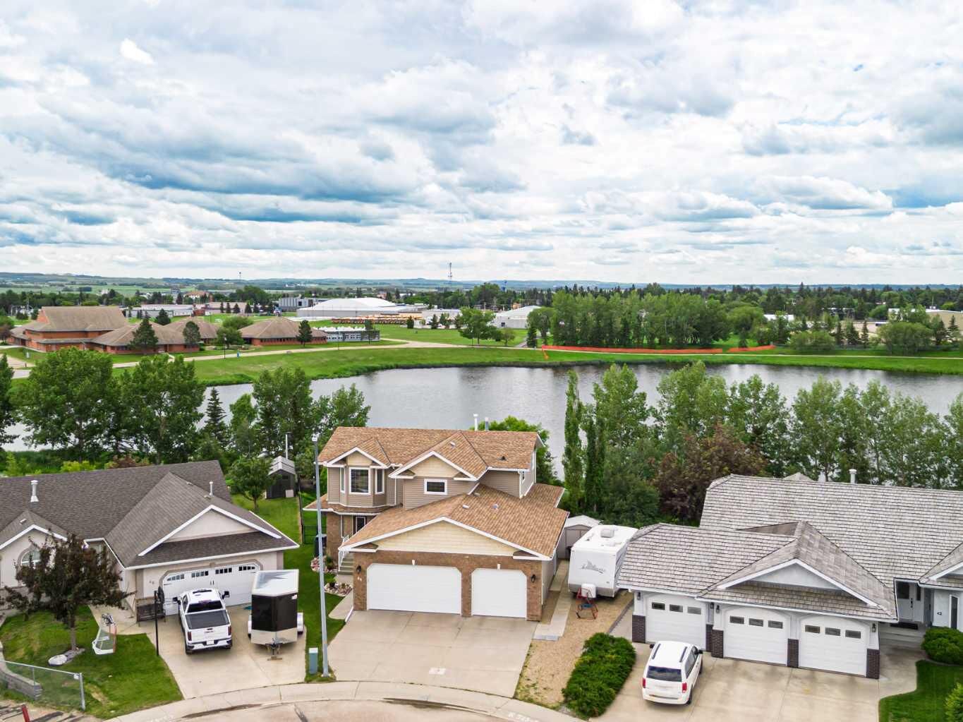 Property Photo:  44 Lakes Close  AB T4L 1S4 