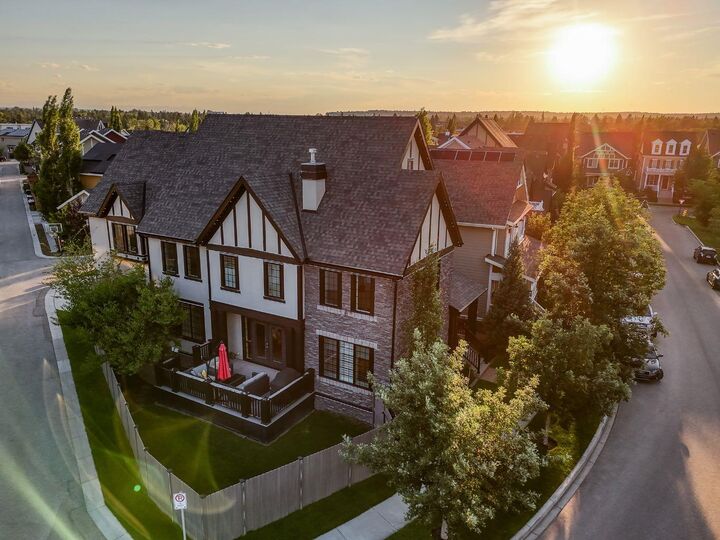 Property Photo:  29 Mary Dover Drive SW  AB T3E 7M6 