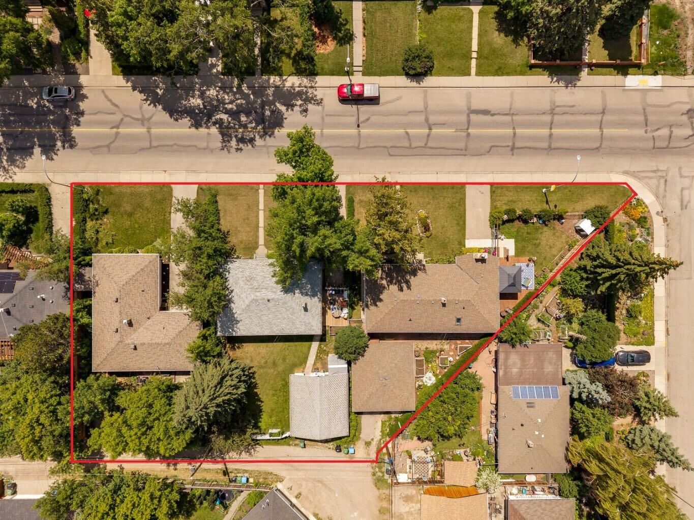 Property Photo:  4524 26 Avenue SW  AB T3E 0P9 