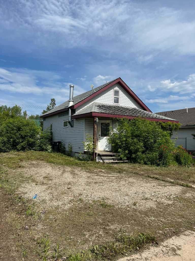 Property Photo: 806 3 Avenue AB T0H 0C0