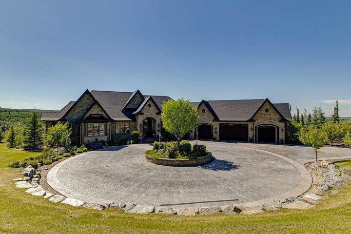 39 Red Willow Crescent W — photo 1