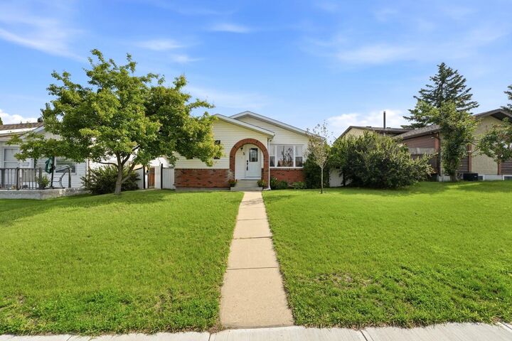Property Photo:  5 Everitt Crescent  AB T4R 1Y7 