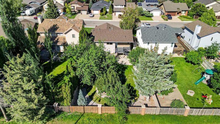 Property Photo: 50 Sherwood Crescent W AB T1K 6G3