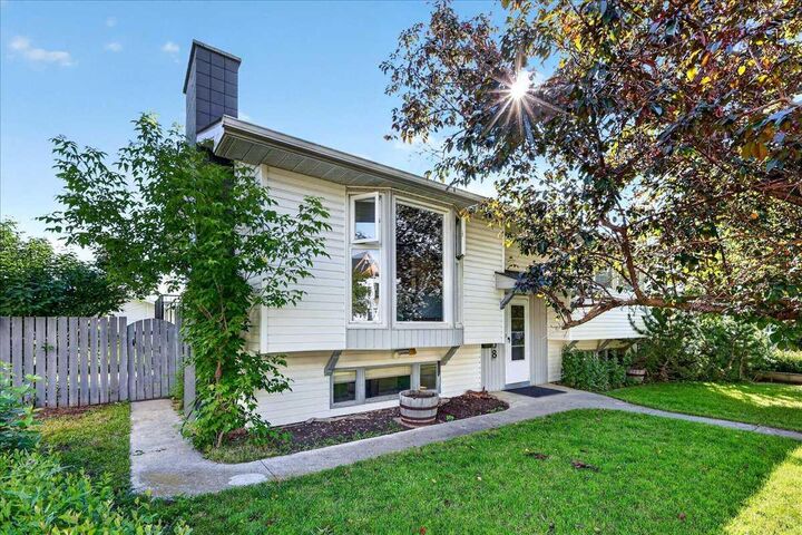 Property Photo:  5408 Ladbrooke Drive SW  AB T3E 5X8 
