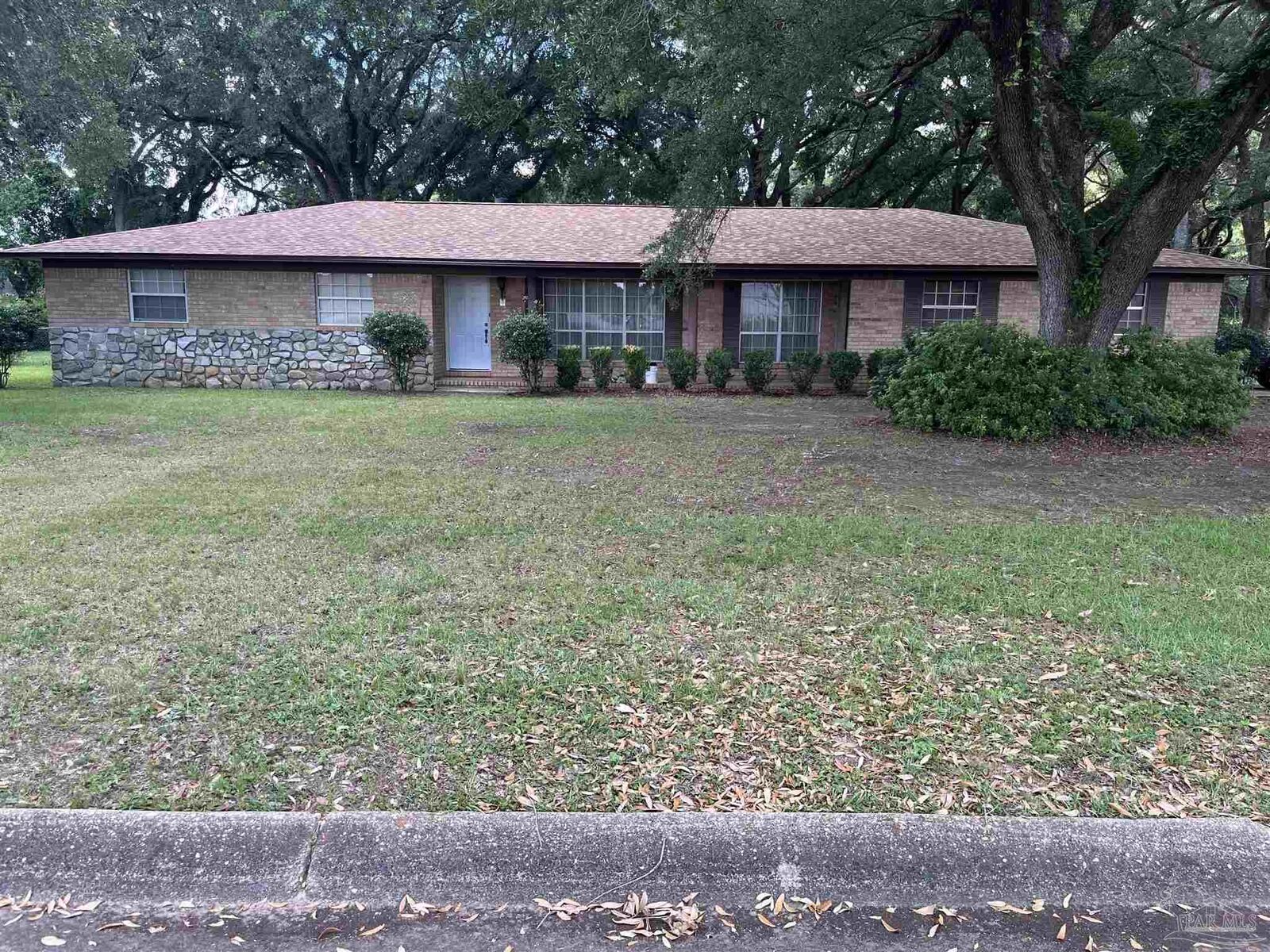 Property Photo: 5992 Moss Ln FL 32505