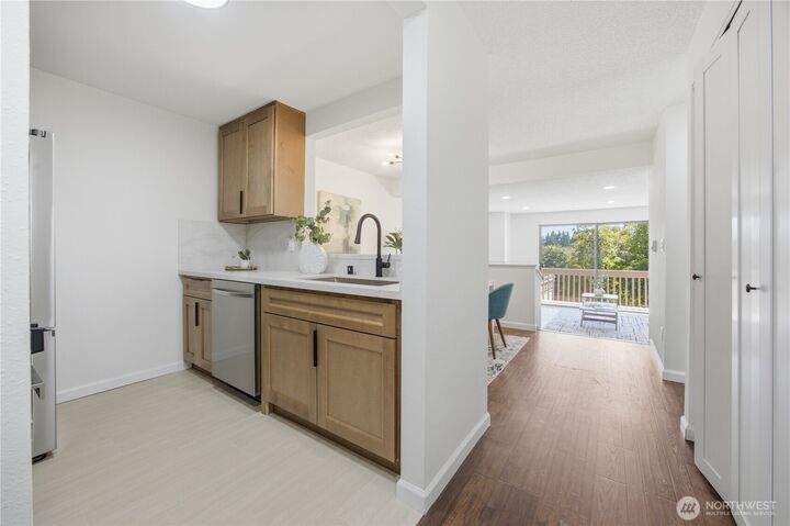 Property Photo: 2334 NE 102nd Street 202 WA 98125
