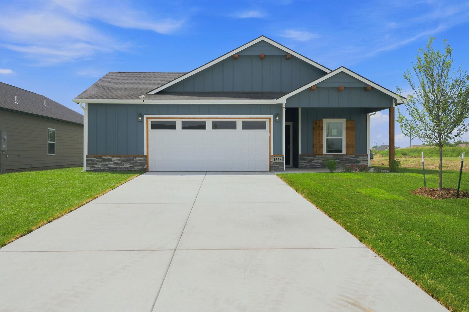 Property Photo: 1558 N Emerald Valley Dr KS 67110