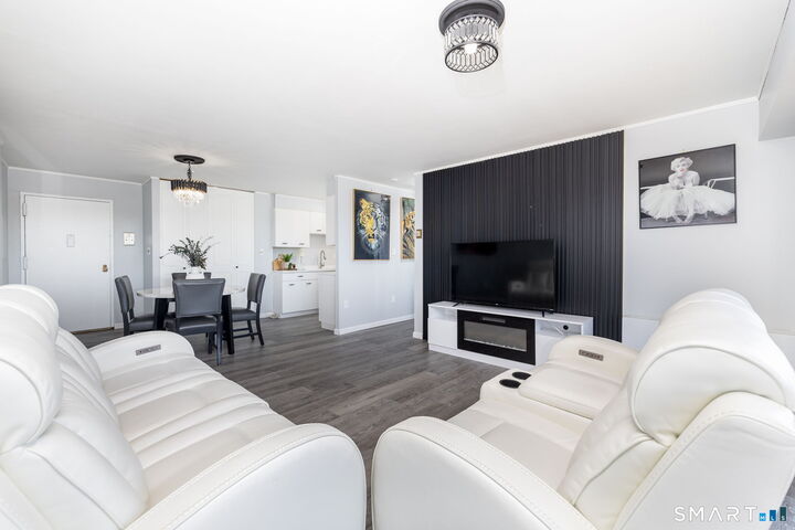 Property Photo:  30 Woodland Street 9L  CT 06105 
