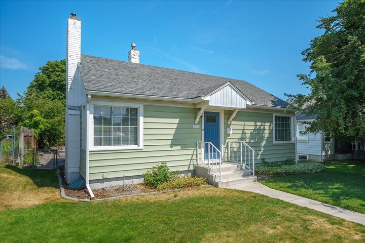 Property Photo:  4124 N Hawthorne St  WA 99205 