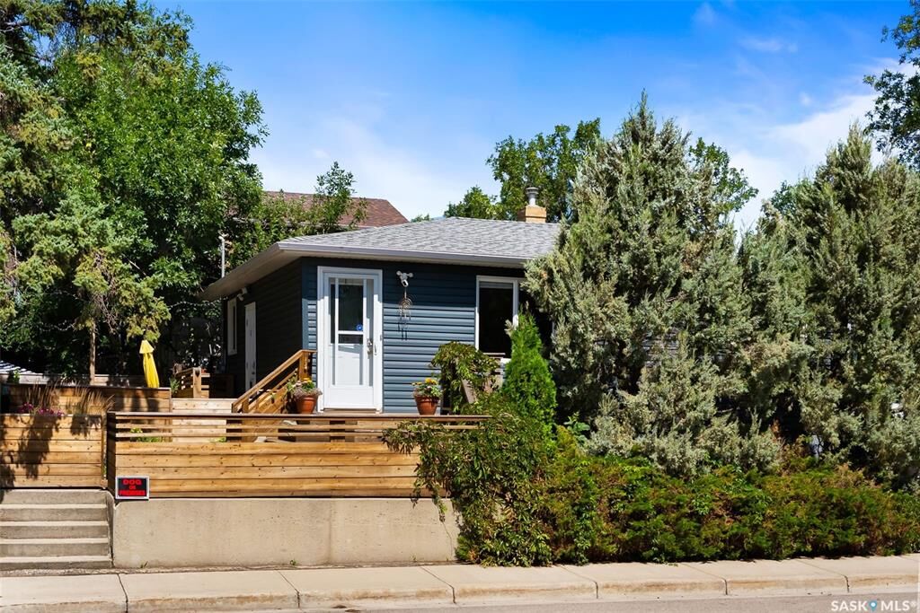 Property Photo:  108 Douglas Avenue E  SK S4N 1H3 