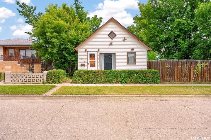528 Ominica Street E — photo 1