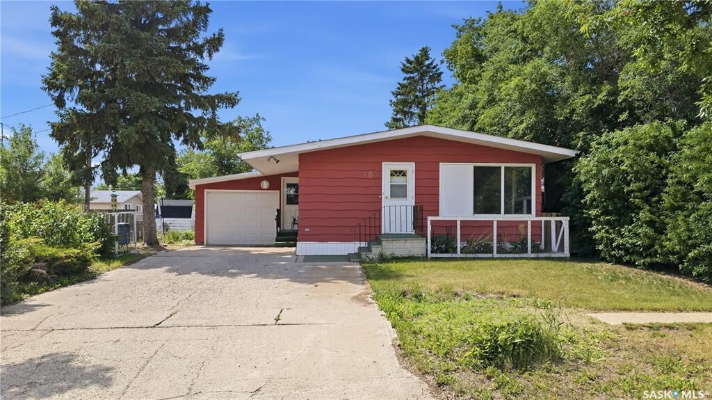 Property Photo:  707 Markland Street  SK S0L 2V0 