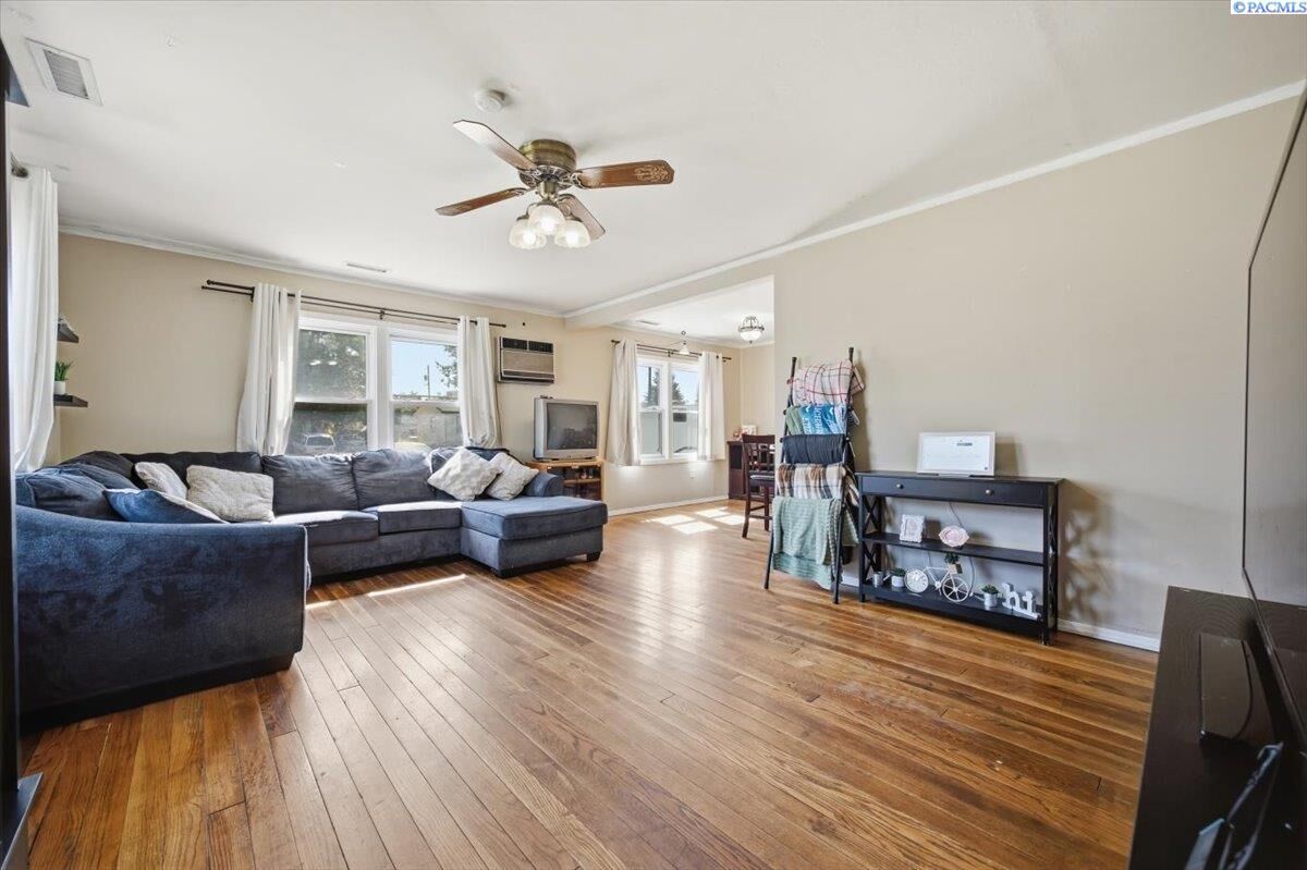 Property Photo: 1305 Van Giesen St WA 99354