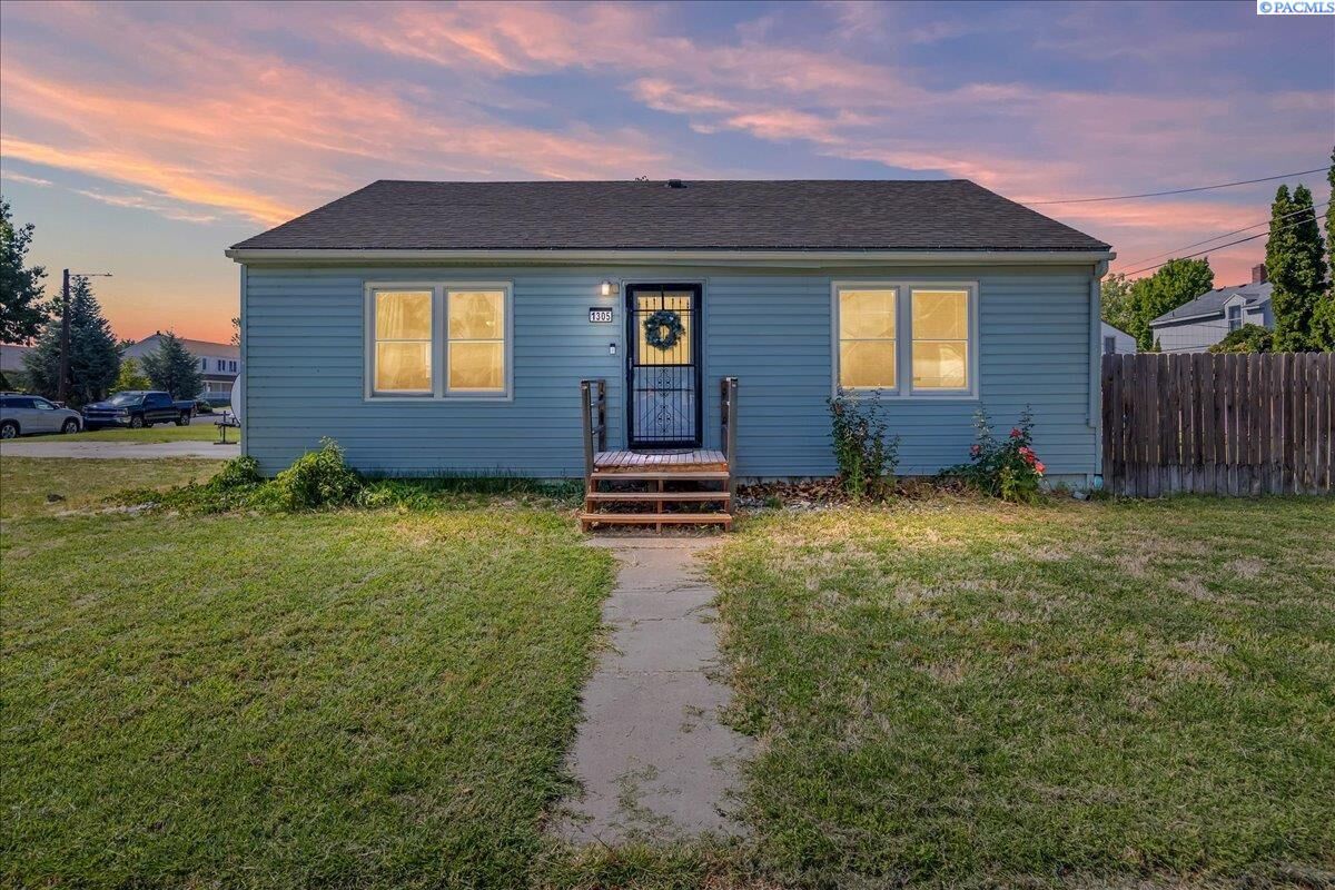 Property Photo: 1305 Van Giesen St WA 99354