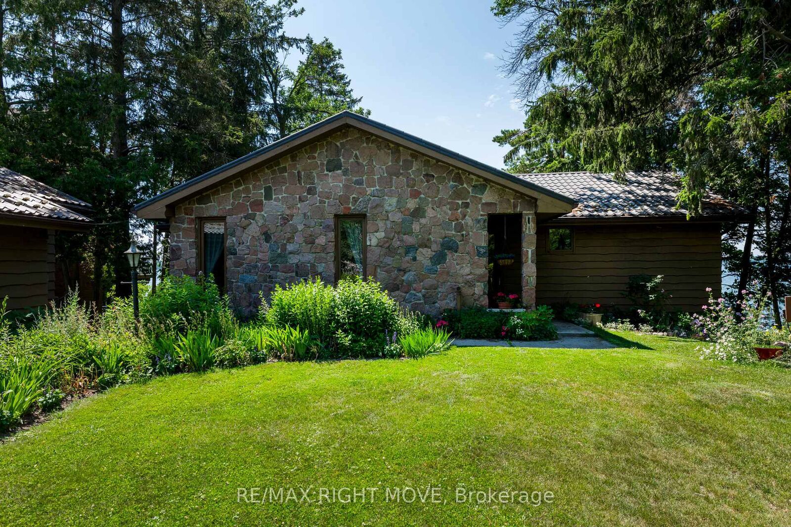 Property Photo: 5498 Fawn Bay Road ON L3V 6H6