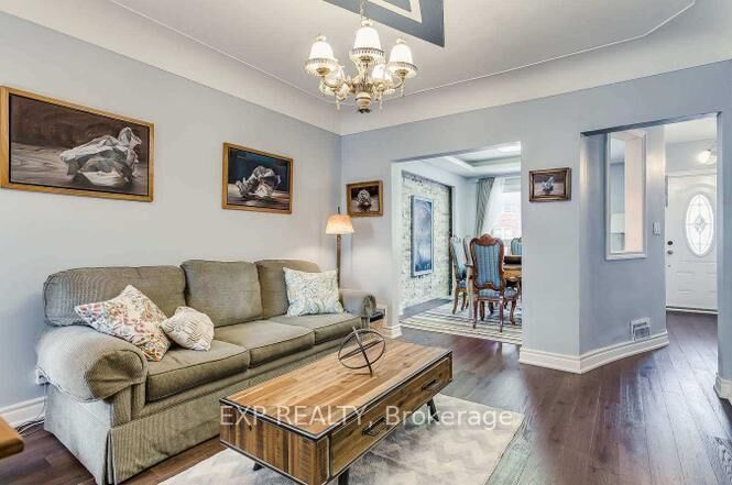 Property Photo: 102 Rosslyn Avenue N ON L8L 7P4