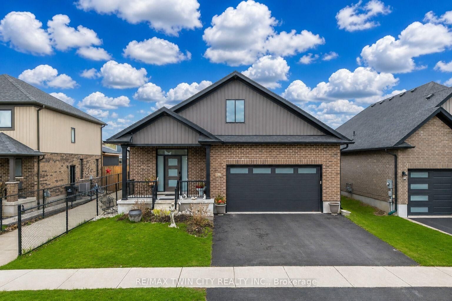 Property Photo: 86 Woodberry Crescent ON N3B 0C8