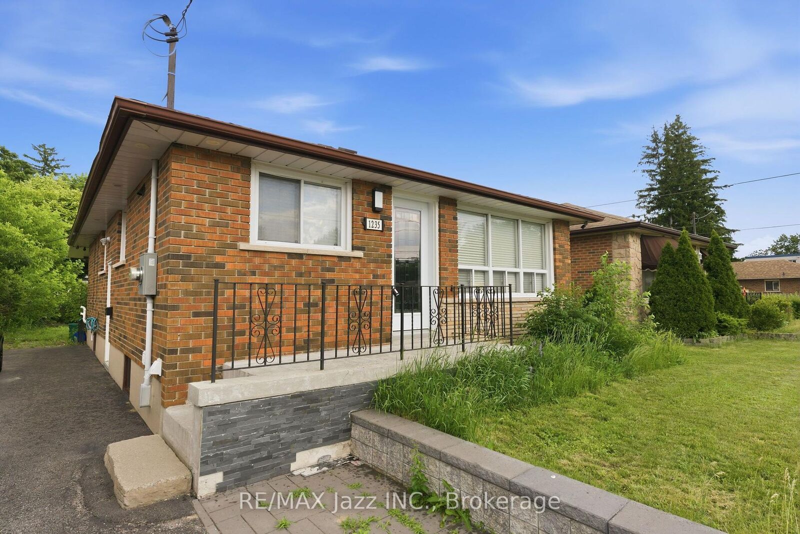 Property Photo:  1235 Somerville Street Lower  ON L1G 4L1 