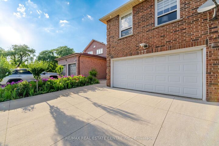 Property Photo:  177 Surbray Grove  ON L5B 2E2 