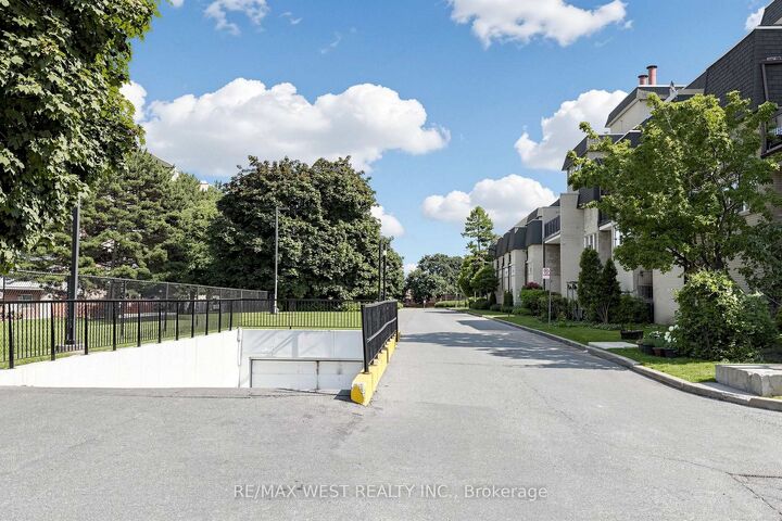 Property Photo:  1624 Bloor Street 105  ON L4X 2S2 