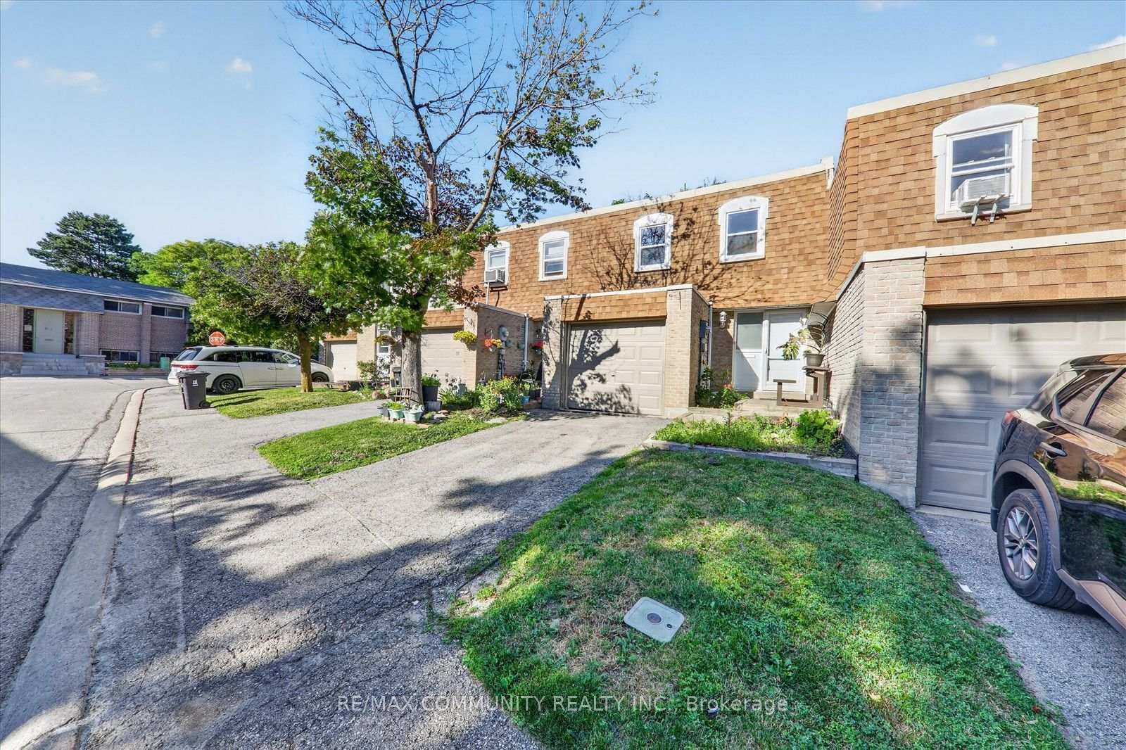 Property Photo: 850 Huntingwood Drive 15 ON M1T 2L9