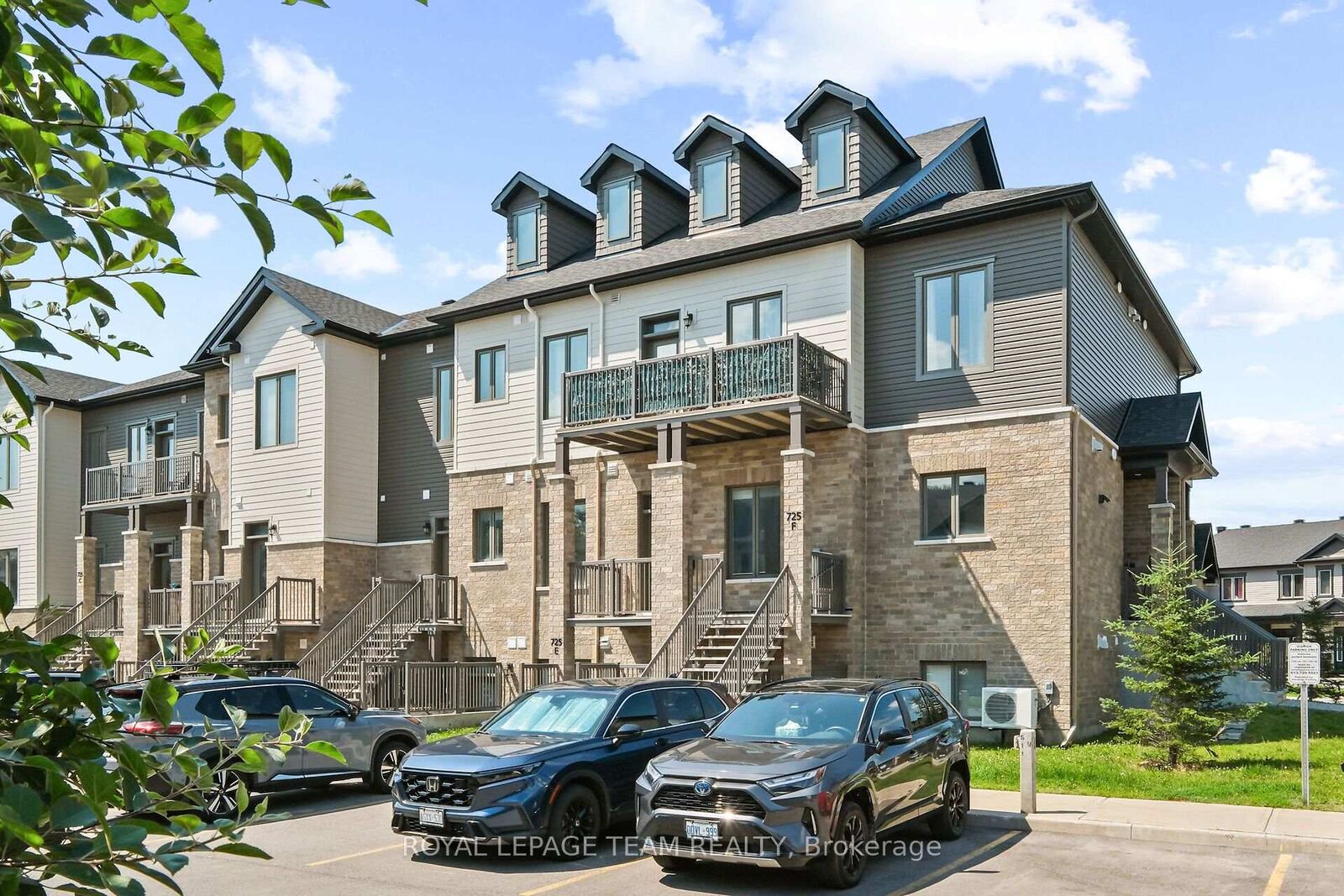 Property Photo: 725 Dearborn Private F ON K1T 0W4