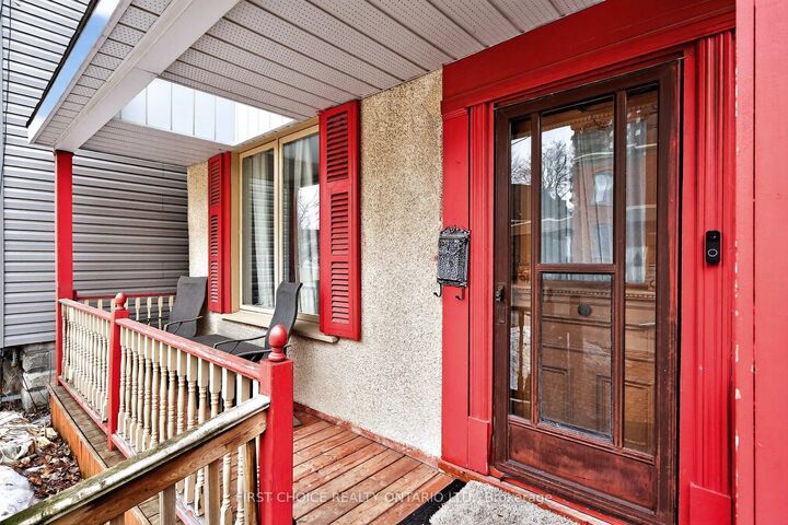 Property Photo:  34 Gilmour Street  ON K2P 0N3 